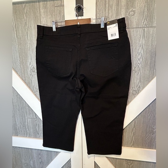 Bag006. NWT Lee Relaxed fit mid-rise Sz 18 cropped pants, black. - Picture 4 of 4